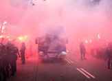 حادثة غير متوقعة.. مشجعو برشلونة يتسببون في تلف حافلة فريقهم