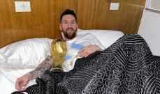 ميسي مع كأس العالم على السرير
