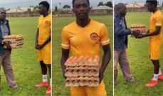 لاعب زامبي يحصل على البيض تكريماً لمستواه في الدوري