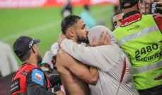 لاعبو المغرب يحتفلون مع امهاتهم بعد الفوز على كندا