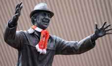مشجع لفريق نيوكاسل يتبول على تمثال مدرب ساندرلاند السابق