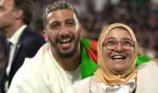 بن رحمة يحتفل مع والدته باللّقب الأوروبي