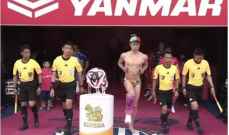 الكشف عن سر الرجل من دون ثياب في الدوري الياباني لكرة القدم