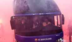 جماهير برشلونة تهاجم حافلة فريقها عن طريق الخطأ