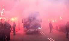 حادثة غير متوقعة.. مشجعو برشلونة يتسببون في تلف حافلة فريقهم