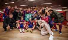 لاعبو برشلونة يحتفلون بوصول شتيغن للمباراة رقم 400