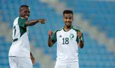 ثنائي المنتخب السعودي يعلقان على تغيير مركزهما امام طاجيكستان