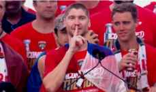 لاعب هوكي روسي يرفع علم بلاده في فلوريدا