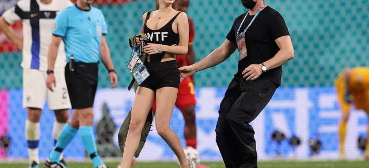 فتاة تدخل إلى أرض الملعب في مباراة بلجيكا وفنلندا 