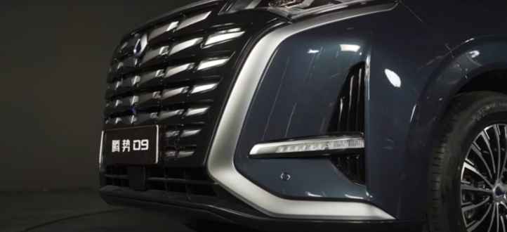 تعاون بين Daimler و BYD لإطلاق ميني فان