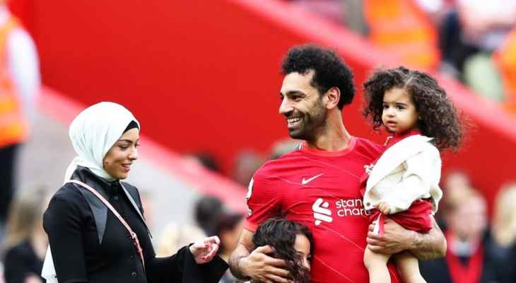 صلاح يحتفل مع عائلته بجائزتيه في الدوري الإنكليزي الممتاز