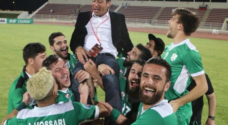 نبيل بدر يحتفل مع لاعبي الأنصار بالفوز الآسيوي