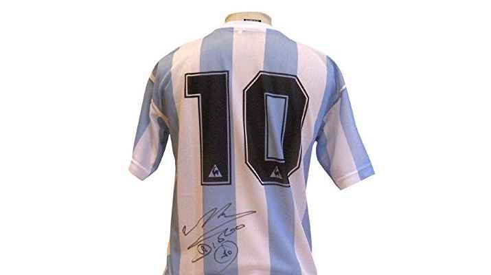 زيادة مبيعات قميص أسطورة كرة القدم الأرجنتيني مارادونا بعد وفاته
