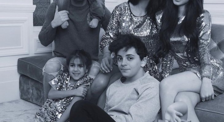 صورة لفابريغاس وعائلته باللونين الابيض والاسود