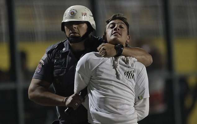الشرطة تقتحم ملعب مباراة سانتوس وتعتقل بعضاً من الجماهير