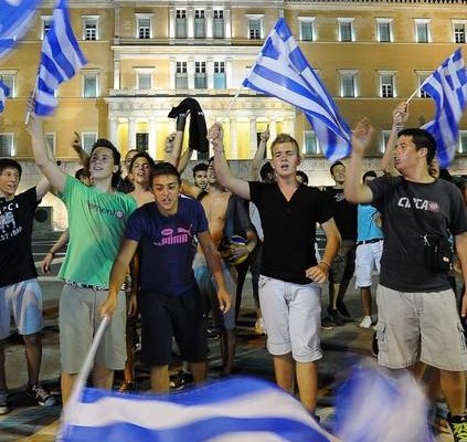 شاهد احتفالات الجمهور اليوناني بعد تأهل المنتخب 