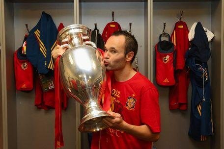 رسميًا - انييستا أفضل لاعب لكأس أمم أوروبا 2012