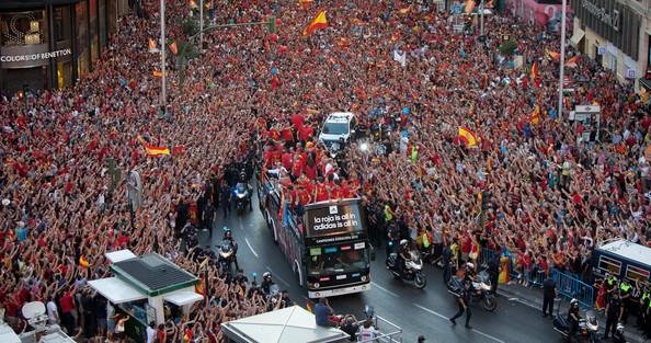 شاهد احتفالات المنتخب الاسباني في مدريد والاستقبال الشعبي الكبير