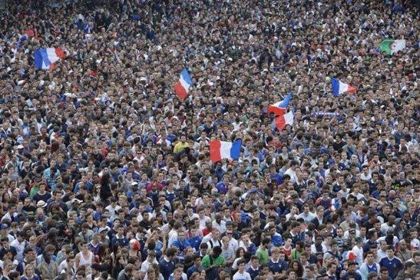 احتفالات جنونية في العاصمة باريس 
