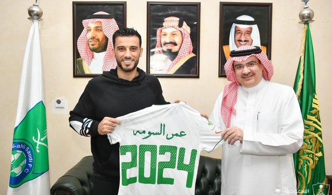 عمر السومة يجدّد عقده مع الأهلي السعودي