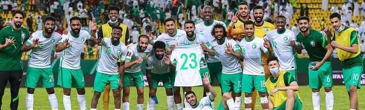 لاعبو المنتخب السعودي يدعمون زميلهم بعد اصابته القوية امام اوزبكستان