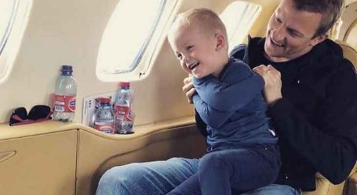 كيمي رايكونين مع إبنه في طائرته الخاصة