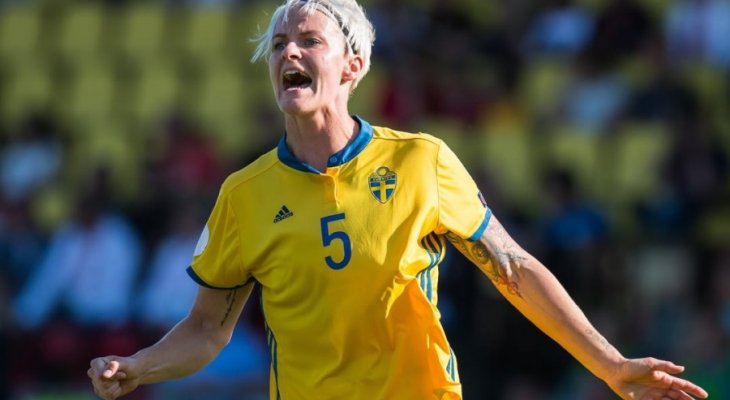 منتخب السويد للسيدات يطالب الجميع بالوحدة لمعالجة التمييز في كرة القدم