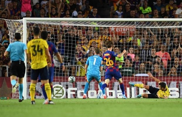 جماهير ارسنال تتعاطف مع نايلز بعد خطأه امام برشلونة