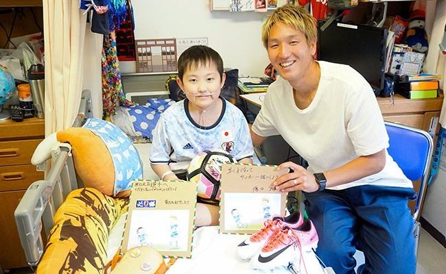 الطفل الياباني شويا كيكوشي يرد الجميل للاعب جينكي هاراغوتشي 