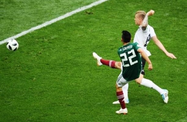 لوزانو ينال جائزة افضل لاعب في مباراة المانيا و المكسيك 