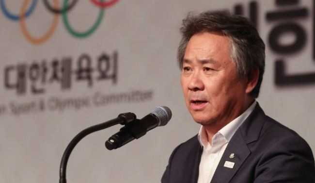 رئيس اللجنة الأولمبية والرياضية الكورية يضطر للإعتذار بسبب كرسي!
