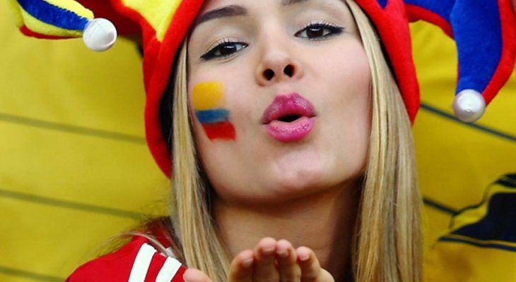 قبلة ساحنة على الهواء مباشرة أثناء تغطية مباراة بكأس العالم!