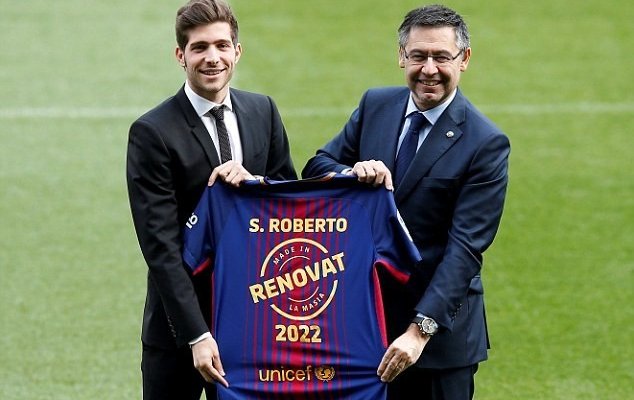 قميص خاص للاعلان عن تجديد عقد روبيرتو 