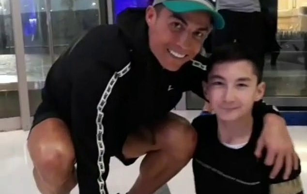 رونالدو يلتقي بطفل كازاخستاني ولد بدون رجلين