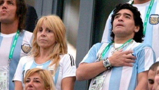 زوجة مارادونا السابقة تتهم محاميه بإختطافه قبل وفاته