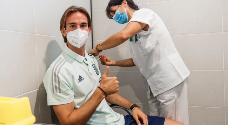 لاعبو منتخب اسبانيا يتلقون اللقاح ضد كورونا 