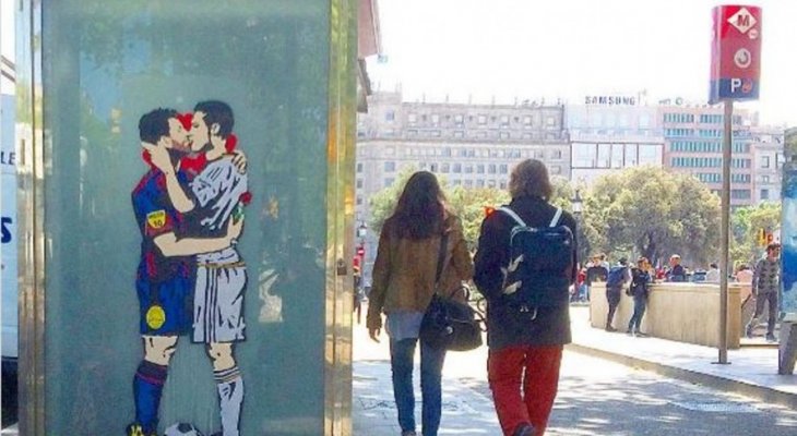 ميسي "يُقبّل" رونالدو في شوارع برشلونة