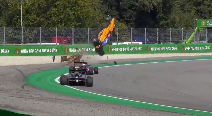 سيارة فورمولا 3 تطير وتحط على السياج والسائق يخرج سالماً