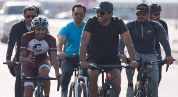 أمير قطر يخلع ثوب السياسة ويشارك في فعالية على دراجة هوائية