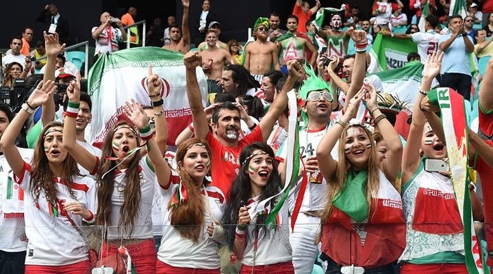 الايرانيات يساندن منتخب بلادهن امام كوريا الجنوبية
