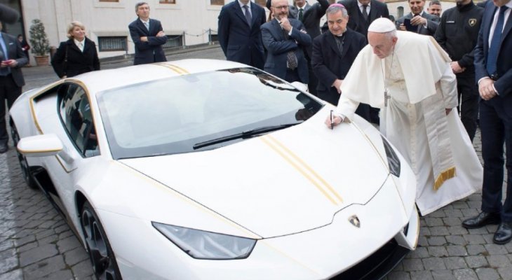 سيارة البابا تباع بأربعة اضعاف سعرها الاصلي 