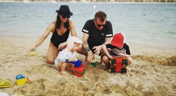 كيمي رايكونين على شاطئ البحر مع عائلته