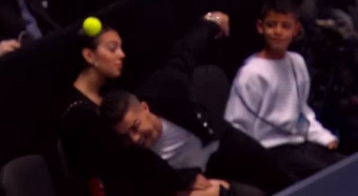كريستيانو رونالدو يحاول التقاط كرة مضرب 