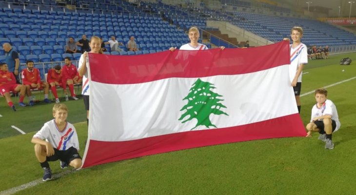 اطفال استراليا يرفعون علم لبنان