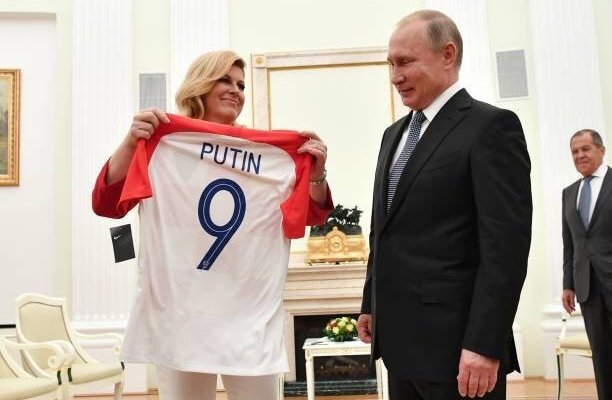 رئيسة كرواتيا تهدي بوتين قميص بلادها ! 