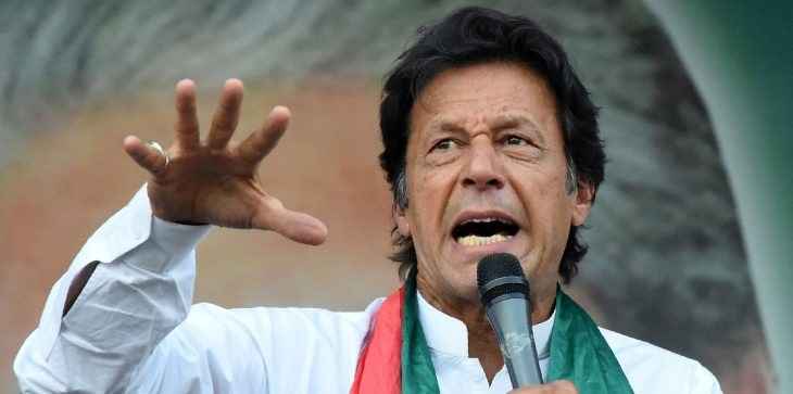 بطل الكريكت عمران خان يعلن فوزه بالانتخابات في باكستان