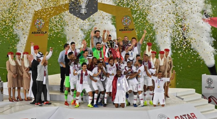 لحظة للتاريخ: لاعبو قطر يعانقون كأس آسيا
