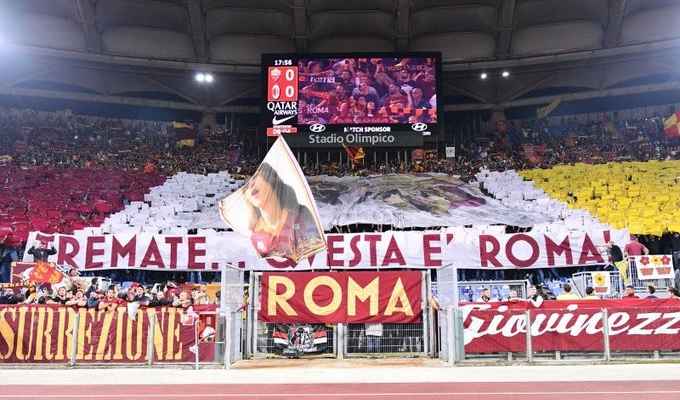 لوحة بشرية مميزة في مباراة روما وميلان
