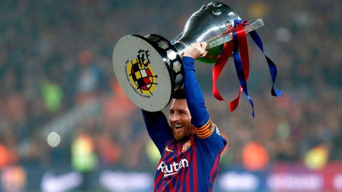 ميسي يرفع كأس الليغا لاول مرة كقائد لبرشلونة
