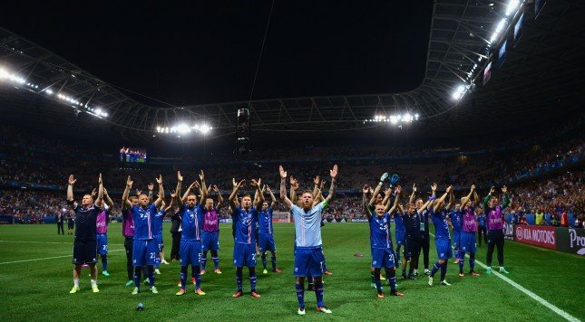 لاعبو ايسلندا يحتفلون مع الجمهور بصوت واحد